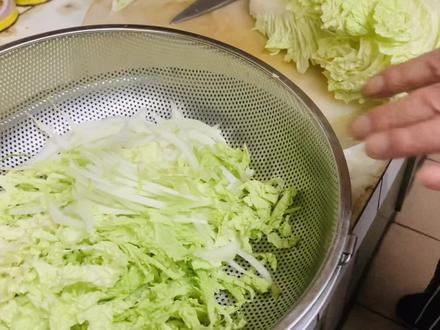 白菜炝锅面素而不寡,白菜酥烂,面条劲道爽滑,一碗下肚浑身热乎