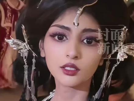 从小被河南农村夫妇收养,百万网红“小黑妮”顺利产女,曾因外貌和口音差异走红,此前在结婚现场直播带货引质疑。@官察姐