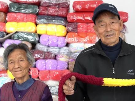 河南安阳86岁的赵中福和老伴张娥梅两位老人,多年来坚持向边关哨所寄送围巾,几十年的坚守,老人一家寄出数万条围巾。