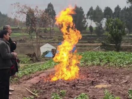 近日,四川南充。蓬安县一网民发布视频称,该县徐家镇一处菜地出现明火,且明火已持续燃烧约一周。1月3日下午,徐家镇政府工作人员回应称:确有此事发生,但并非天然气管道泄漏,已有专家前往现场进行了检测,目前检测结果尚未出炉。