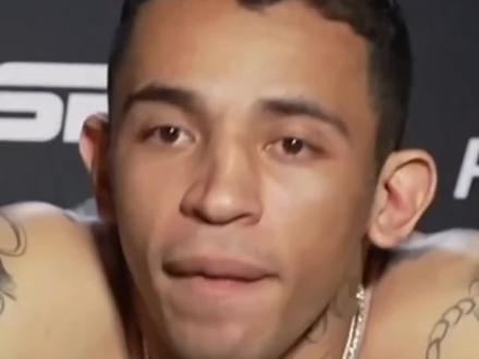 普拉特斯,赛后采访,记者问,很多人都说你那拳并没有打到,他说就像上次打李景亮,同样的位置,所以这次马格尼也一样,大家@李景亮 亮哥,给他来个二翻战,让他感受一下,中国力量。#李景亮#普拉特斯#ufc#格斗#格斗小仙女 #格斗