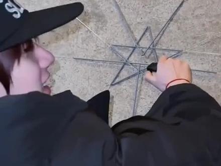 宝宝你又幸福🥰了 #妈妈把灯关了 #丁程鑫 鑫鑫 情人节用仙女棒摆出⭐的形状 点燃是❤️的形状 星星· 爱心·烟花·鑫鑫 你别太宠 变着花样爱我们 喜欢你 好幸福 🥺🫶🏻 #鑫星永远在一起 #