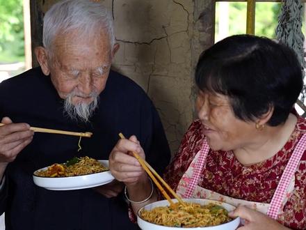 这样的柠檬雪碧泡面你肯定没吃过,看完就学会了,在家也能做! #泡面 #抖音美食创作人 #乡村生活 #乡村味道