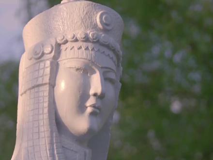 满都海彻辰,生于公元1448年,为北元蒙古汪古部(时为土默特部英库持鄂托克)人,绰罗克·特穆尔之女。先为成吉思汗的第十二世孙满都古勒汗的二夫人,二十多岁时孀居。后为维护蒙古稳定,保住黄金家族世传,下嫁孤儿巴图孟克,并扶持其为蒙古达延汗,进而促成蒙古中兴。在明代汉文史籍中,因其时为外邦而未有记载。但在北元蒙古文史籍中记载甚繁,是北元时期的重要人物。#历史故事人物