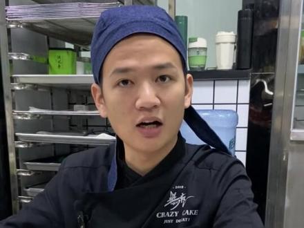 咖啡提拉米苏,它来了,灯光一关,氛围感直接拉满~ #小猪做蛋糕 #提拉米苏 #咖啡 #甜点 #烘焙