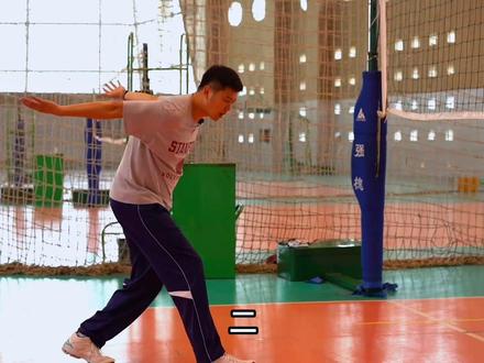 #排球🏐 #享受运动带来的快乐 #用排球表达心情 #亨受打球带来的快乐 #排球训练技巧
克服上步摆臂不协调,正确动作让你飞的更高!