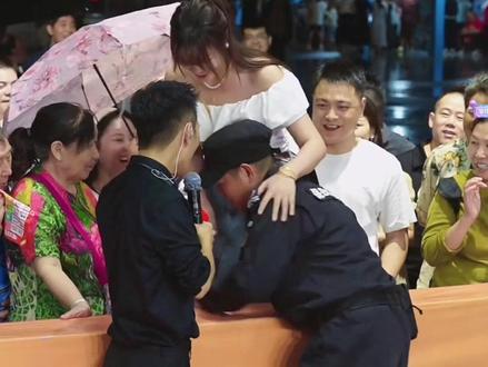 索图被美女调戏了 上一秒还喜欢索图下一秒和帅哥牵手#索图 #索图大舞台 #唱歌 #美女
