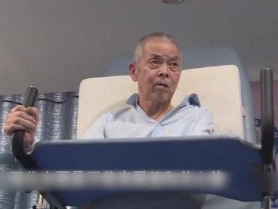 父亲年老偏瘫在床,亲生女儿拒绝照顾养老 原因竟是父亲再娶之后偏心后妈继子,对亲生儿女不管不顾#社会 #家庭百态