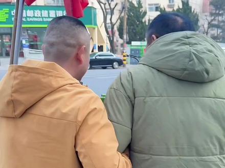 今天出去办事口渴了路过万喜啤酒屋喝站碗!老板娘人很好!酒也很新鲜!喝完偶遇大勇和老爷子!俩人要去红浪漫!@青岛万喜啤酒屋