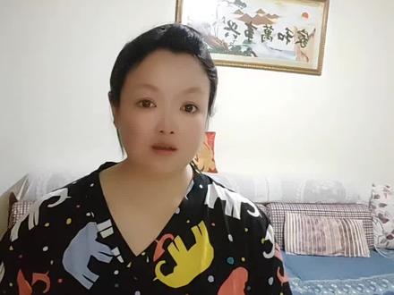 朋友们,那个1995年把房子卖给我家后全家户口迁出我们村上的陈某兴,2017年在我和我弟弟都不知情的情况下不光是拆了我家房子!毁了我家所有的财产!在拆了我家房子的宅基地上修建了板房!更可恨的是陈某兴还抢我家的山坡!
林权证是我妈妈的名字,陈某兴说我妈妈名字的林权证上还有两块山坡是他的,关于山坡这个事情我们当地村民很多都知道,
就是陈某兴修好板房大概是2017年12月份左右我们村上重新确过一次权,陈某兴在我和我弟弟还有叔叔都不知情的情况下去邻居家拿了我家的林权证!
我家的林权证放在邻居家是因为我妈妈2010年10月去世后!我弟弟出去打工把证些放邻居家的!