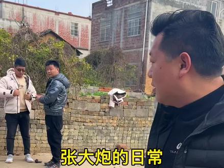 每次来老廖家,廖和宾一家人都会热情招待我们,这不,所有人的目光都集中到他家猪身上了。