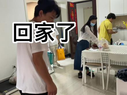 收拾好行李回家了,小佳宁真的舍不得爸爸,但是他也习惯了。家里灯火通明,爸爸烧好汤,三爷爷一直在等我们到家#记录真实生活 #我的乡村生活