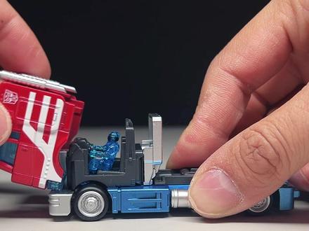 拆完这一整盒布鲁可,我发现了猫腻。 布鲁可变形金刚积木车端盒!实测网上流传的“听声称重法”到底靠不靠谱?从变速箱、诈骗到超帅的钛晶隐藏款擎天柱,带你沉浸式体验拼装细节。片尾揭秘为什么称重也不一定准,积木玩家必看!#布鲁可变形金刚 #积木车 #擎天柱 #布鲁可盲盒