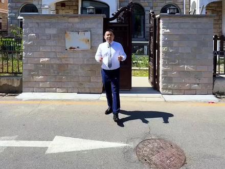 昌平沙河高教园254平米联排别墅
小区坐拥优越地段与稀缺空间,距地铁昌平线沙河高教园站仅2公里,便捷交通畅达全城。别墅采用上三下一的经典格局,南北双花园环抱,营造出私密雅致的户外天地,首层抬高设计,将南向客厅、中部餐厅与北向厨房、客卫科学布局,通透敞亮。
二层空间灵动,南向露台延伸视野,三间卧室分布合理,满足家庭成员个性化需求,北向客卫贴心配置,兼顾实用性与私密性。
三层为主卧专属区域,主卧套间尽显奢适,南向观景露台带来浪漫观景体验,北向书房可变衣帽间,搭配独立主卫,打造私密舒适的休憩空间。
地下一层为大开间设计,南向下沉庭院打破传统地下室的封闭感,有效补光通风,让地下空间也充满阳光与活力。北向收纳间与机房规划有序,41千瓦德国威能燃气壁挂炉提供稳定采暖,保障冬日温暖。
#北街家园 #北街家园C区 #北街家园四区 #联排别墅 #沙河高教园