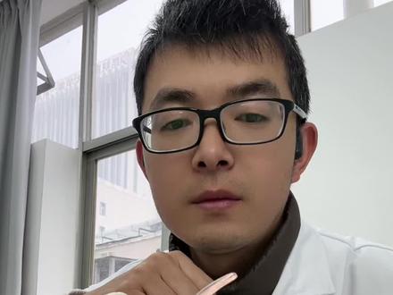 膝关节软骨损伤概述
覆盖在股骨、胫骨和髌骨关节面的透明软骨(关节软骨)因创伤、磨损或退变而受到破坏,影响关节滑动功能和负重能力。软骨损伤难以自我修复,因为软骨没有血管和神经供应。
软骨损伤的原因
•扭伤导致软骨撕裂(如膝关节韧带或半月板损伤伴发软骨损伤)。
2.慢性磨损
•过度使用:反复的高强度运动(如跑步、跳跃)。
•关节不稳:韧带或半月板损伤导致膝关节不对称磨损。
3.退变性病变
•与年龄相关的关节软骨退化(如骨关节炎)。
4.其他因素
•先天性或发育性疾病(如膝关节畸形)。
•医源性损伤(如手术中软骨损伤)。
软骨损伤的分级(Outerbridge分级)
软骨损伤通常通过关节镜分级,分为四级:
1.I级:软骨表面轻度软化或肿胀,无明显结构破坏。
2.II级:软骨表面有裂纹或纤维化,但损伤深度<50%。
3.III级:软骨表面出现深裂或溃疡,损伤深度>50%。
4.IV级:软骨全层破坏,暴露出软骨下骨(骨质裸露)。
临床表现
1.疼痛
•活动时膝关节疼痛,尤其是负重或运动后加重。
•长时间站立或蹲下时疼痛明显。
2.关节肿胀
•软骨损伤后引起滑膜炎,导致积液(关节肿胀)。
3.活动受限
•膝关节僵硬、活动时“卡顿”感。
•严重损伤时,关节功能显著下降。
4.关节不稳
•合并韧带或半月板损伤时会表现为关节不稳或打软腿。
5.响声
•膝关节活动时可能听到摩擦音或弹响声。
诊断方法
1.病史与体格检查
•询问损伤史、运动负荷及症状特点。
•触诊关节肿胀、压痛点和活动范围。
2.影像学检查
•X线片:排除骨折或骨关节炎。
•MRI:软骨损伤的首选检查,可清晰显示软骨的完整性。
•关节镜:确诊软骨损伤的“金标准”,可直接观察软骨病变并分级。
治疗方法
1. 保守治疗(适用于轻度损伤或无法手术者)
•休息与减负:避免剧烈运动,使用拐杖减轻膝关节负重。
•药物治疗:
•非甾体抗炎药(NSAIDs)缓解疼痛和炎症。
•透明质酸钠注射:改善关节润滑,缓解症状。
•二氨基葡萄糖等药物:促进软骨修复(效果有限)。
•物理治疗:加强股四头肌和腘绳肌训练,改善关节稳定性。
•康复锻炼:如游泳、骑车等低冲击运动。
2. 手术治疗(适用于中重度损伤)
#医疗 #医疗创作者培优计划 #帮助患者摆脱困扰 #骨科医生 #微创手术