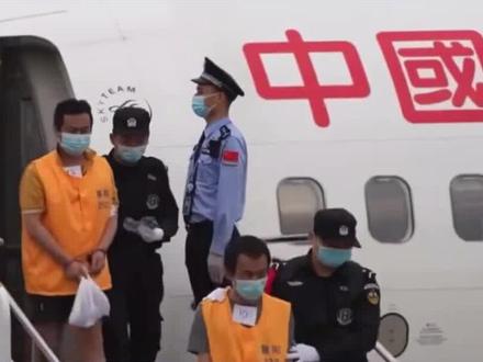 东亚赌王回国受审,下飞机两腿发软#佘智江 #赌王