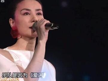 “谁给王菲画的眉毛”冲上热搜,王菲同款耳环售价超3000元;窦靖童发文#人物故事#上热搜 #百亿流量扶持 #王菲 #春晚