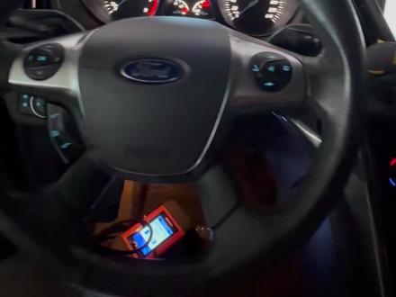 福特翼虎点烟器不通电,更换保险丝。