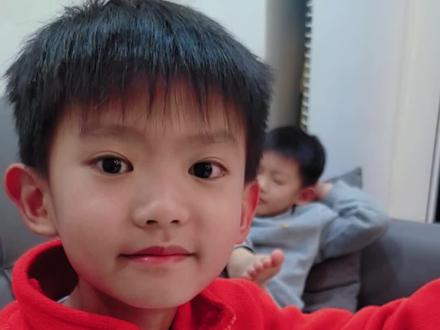 二上语文《语文园地七》看图写故事《小老鼠奇遇记》。分享写作方法和技巧。
#二上语文 #看图写话 #写作技巧 #看图写话技巧和方法 #二年级作文