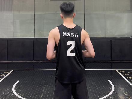 为什么投篮压腕老是不直?
一段式投篮系列第七期:压腕
#投篮 #一段式投篮 #库里 #压腕 #投篮姿势