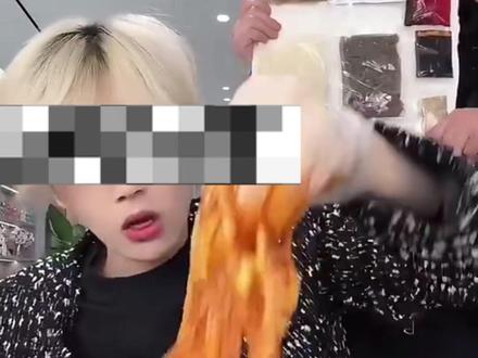 “鹿哈”直播卖货翻车 1300万网红“鹿哈”卖的毛肚出事了!工作人员边吸烟边干活,原料直接放地上,超范围违规使用双氧水清洗 #鹿哈 #鹿哈或需赔偿消费者27亿元 #315国际消费者权益日 #315晚会 #315市场监管在行动