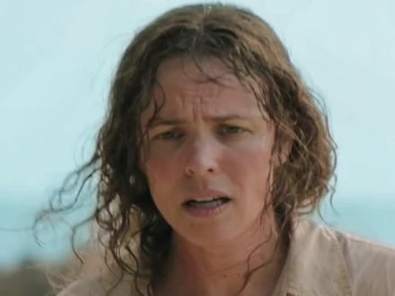 🎬请求救援 被职场霸凌的琳达策划了一场空难,和霸凌她的老板一起流落荒岛……#电影解说