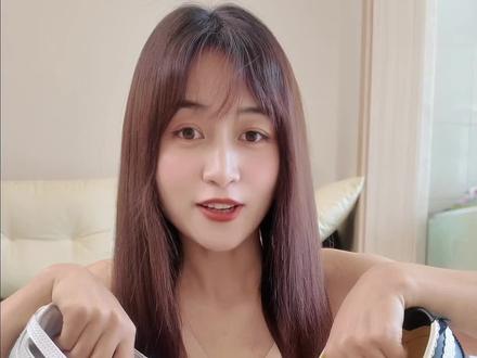 彪马VS鬼塚虎,价格差这么多? 以为又显腿粗又难搭,穿了以后巨好看!。夏天可以搭配各种小裙子!今天测评全网zui火的两双芭蕾鞋,彪马300多,Tiger800多!看看价格为啥差这么多!
先说彪马这双,这双液态银的鞋面,这种光泽感太高级了,中和了那种甜美的感觉,而且巨百搭,难怪好多爱豆都在穿。他这个弹性的绑带,是可以包容高脚背的。鞋面上有个彪马的小logo很精致,后跟还有小垫子不容易铬脚,很细致。
底子是很薄的,穿在脚上很软很轻的感觉,漏出脚踝显得我们脚踝细细的。大家要注意这款鞋鞋型很窄,鞋码是偏小的,一定要拍大半码或者一码。缺点就是薄底缓震有限,久战久走容易脚酸。
然后说Tiger这双,上脚脚感比彪马那款好太多了,鞋底比彪马更厚一些。是羊皮材质很软很舒服,确实是一分价钱一分货的。我买的黑白配色,黑白配色给人明艳,甜美的感觉~鞋型比较瘦,鞋码也是偏小。这鞋带是可以调节的不用担心压脚背。缺点是鞋面材质是麂皮和皮革拼接不太好打理~
总的来说,彪马性价比高,外观更加潮流。Tiger脚感,材质更胜一筹,适合通勤旅游,大家可以根据自己的需求进行选择~
#彪马 #鬼冢虎 #芭蕾鞋 #单鞋女