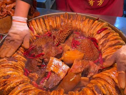 来西安就为了这一口城墙边边的卤煮火烧! #西安美食 #西安旅游攻略#城墙下的烟火气