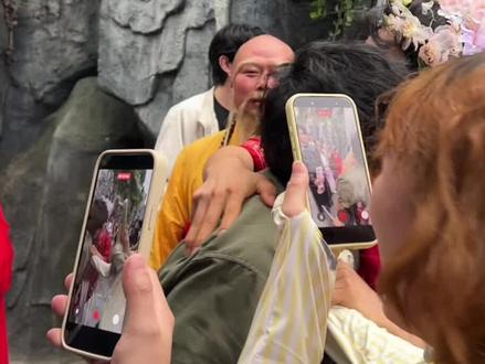 真的很感谢@主角请登场 这个综艺,让我感受到了横店的热情,也让我觉得“回家的感觉”真好!真心希望更多的中国台湾演员可以来横店发展,一起感受家人带来的温暖❤️@横店影视城造梦师如花花(演员王皓) 很喜欢花花,很热情!#演员 #短剧有自己的造星训练营 #主角请登场 #中国台湾
