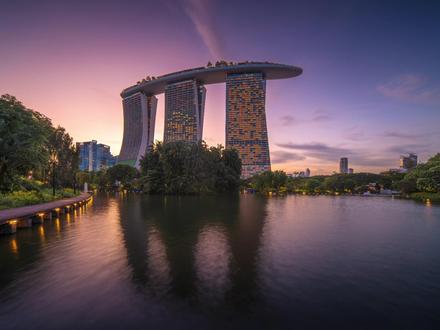 蓝调为光线最柔和的时间,利用紫黄色承托氛围感,做出颜色渐变,提出主体,提升照片质感#摄影 #调色 #城市风光