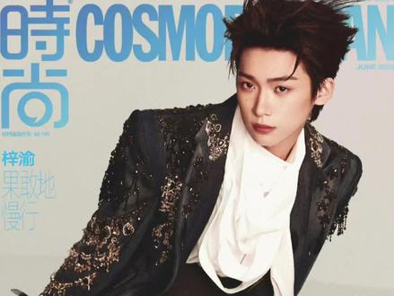 终于等到梓渝的《时尚COSMO》六月刊封面啦📸 终于等到梓渝的《时尚COSMO》六月刊封面啦📸
这是他登上五大女刊封面的重要里程碑✨。这次由摄影师胡加灵掌镜,梓渝身着Julien Fournié 2026春夏高定系列出镜,把古典宫廷的精致感和少年的灵动气融合得很自然,我个人觉得这组造型的表现力非常惊艳。
整组大片的穿搭都很有巧思:重工刺绣西装搭配宽腰封和低裆裤,利落又有层次;蓝紫渐变发色搭配格纹风衣,像闯进了奇幻童话。还有红黑刺绣造型,也展现了他不一样的表现力。
限量杂志开售后收获了满满的喜爱与支持,也能看出大家对这次封面的认可。慢下来沉淀的梓渝,这次交出了很有诚意的时尚答卷💫。”
#梓渝#杂志 #时尚 #明星 #梓渝同款