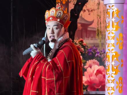 #闫东 #女儿国舞台 接歌互动环节 开心的片段🎬…… 把#御弟哥哥 送到哪里去呀?送给咱台下的大sai迷!唱出了谁的心声哈哈😄 台上演绎 …仅供娱乐…切勿当真