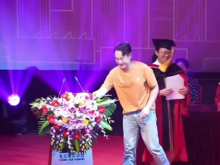 作为一名应届毕业生,虽然不是电影学院的,但听了颂文老师的演讲真的受益匪浅。勇敢的走出象牙塔寻找机会,因为漫长的等待只会慢慢消磨掉最初的热情(或许也是老师之前经历过漫长的等待,所以他明白其中的不易与煎熬)确实“有希望”的等待不如“没希望”的去干!他分享自己用二十多年得来的经验去给应届生建议,不空谈不讲大道理!所以真诚永远比所有场面话都深入人心!他这一路走来一定好辛苦,他经历过很多很多不好的东西。但他都没有因此变成一个多么市侩的、圆滑的人,他还在以最大的热忱待人和待事。淋过雨却还总想想着给别人撑把伞…… #张颂文参加北京电影学院毕业典礼