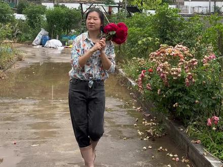 今天是勤劳的小蜜蜂,帮老婆婆下地干活,视频太长就分2段发 #记录真实生活 #南京方言#农村生活