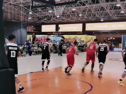 来给蓝朋友篮球赛加油