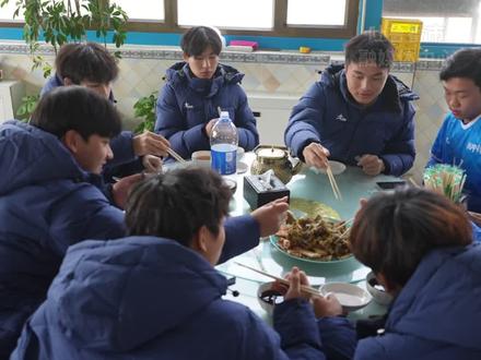 被吐鲁番美食圈粉! 东安队员直呼好吃到停不下来
#吐鲁番贺岁杯#新疆大盘鸡#烤全羊#吐鲁番葡萄干