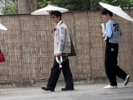 中餐厅路透,黄晓明认真挑西瓜获昆凌点赞,周杰伦宠妻也跟去清迈 周杰伦真的好宠妻,昆凌去了第二天周杰伦就跟去了清迈,还陪着录节目 #周杰伦 #昆凌 #黄晓明 #中餐厅 #娱乐评论大赏