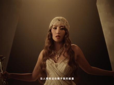 多少夜点燃曙光,终以锋芒划破黑暗!艾热新专辑《艾·思集》新歌合作曲《天际线(Skyline)》MV全网上线。
在《Wonderland.》中文版的镜头下,@艾热以说唱明心,@A-Lin黄丽玲以歌为谕,透过破晓的曙光,看见不甘平庸的灵魂,听见无畏前行的呐喊。这份来自天际线的能量,此刻为你揭晓~
#艾热ALin合作曲天际线mv#看见音乐MV复兴计划#Wonderland中文版#艾热#alin黄丽玲