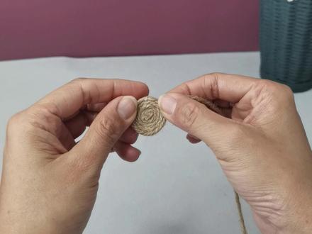 小麻绳有大用途,姥姥家的麻绳不要丢掉呀,今天教你做个花朵罐吧!#麻绳手工 #变废为宝手工 #创意手工