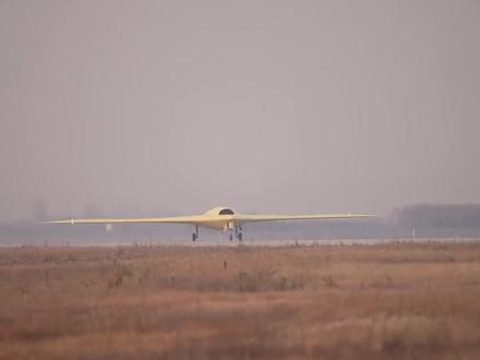 国产大飞翼无人机起降视频首次公开!彩虹-7无人机成功首飞