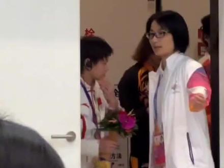 这是谁家的小可爱啊!这个独家“炫乌龟”动作,全红婵昨天秀了两回,把现场记者都逗乐了(来源:@小丸子🍡 @Momo )@抖音小助手