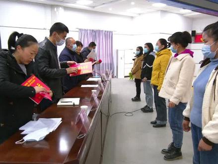 伽师县妇联“武警春蕾计划”资助金发放仪式