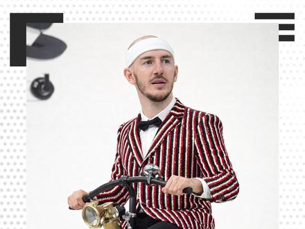 【卡鲁索:鞋子特大号】在今日雷霆对阵魔术的比赛中,卡鲁索化身“鞋防大师”,上演了一次惊世骇俗的封盖!当然这样的创意防守也难逃一次技术犯规~