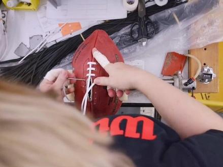 30秒带你看懂一颗NFL橄榄球是如何被制作出来的#百科知识