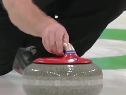 #来头条涨知识 冰壶比赛时,运动员为什么要不停地擦地?