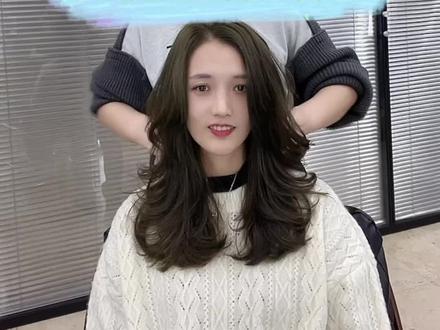 今天的设计提案时间有点久~脸型长 瘦 适合发型#慵懒法式烫 #显白发色 #减龄发型 #烫发推荐 #蛋白塑形烫 #肇庆烫发染发 #莎莎烫发染发 #免打理烫发