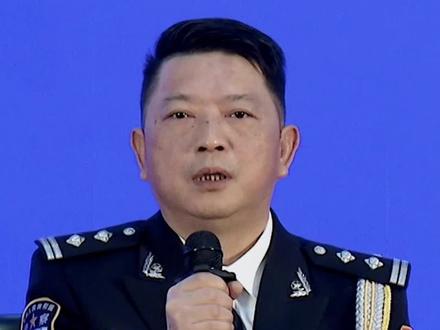 高墙内的白衣卫士邓子福:公安监管工作,没有战火硝烟,也没有鲜花掌声,这是一个默默奉献,不为人知的岗位。我将以他们为榜样,立足本职,守土有责,守土履责,守土尽责。#110警察节 #你的平安我的节日 #武汉公安英模媒体见面会