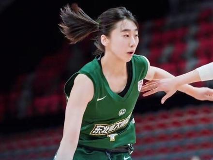 未来可期!李梦现场见证许梦伊21分闪耀全国决赛!简直男子打法 #女篮 #耐高总决赛 #女篮李梦 #许梦伊 #篮球