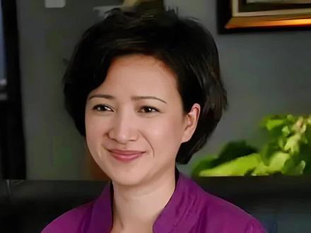 何晴晚年孤独凄凉 你可能不相信,她是荧幕上风华绝代的古典美人,却在晚年独自抗癌十年,积蓄耗尽、为几千元退休金奔波。一生善良的何晴,最终在病痛与孤独中离去,连看病都需邻居帮忙。这位老戏骨用一生诠释了演员的光鲜与现实的落差。#何晴 #老戏骨 #女性 #新闻 #情感