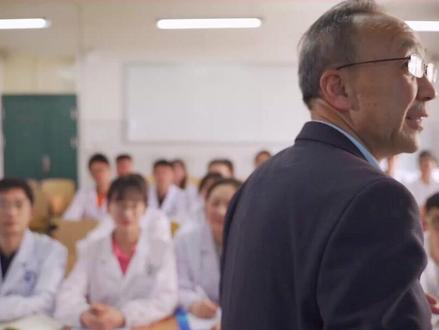 祝贺!昆明理工大学杨斌教授当选中国工程院院士!杨斌:作为老师一定是要德高业精,每一个教师要努力提高自己,要不断地学习,要和学生一起学习。#昆明理工大学 #杨斌教授 #中国工程院院士